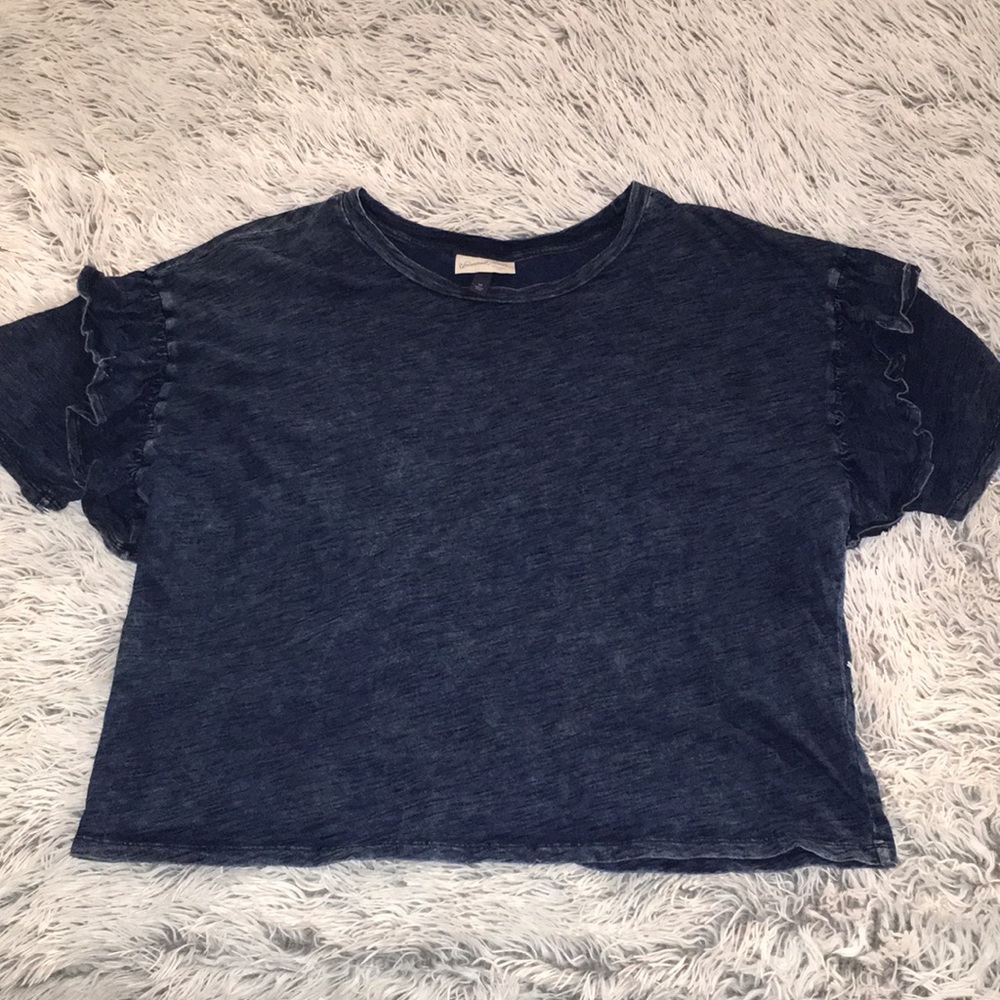 Cropped denim shirt with ruffled sleeves.